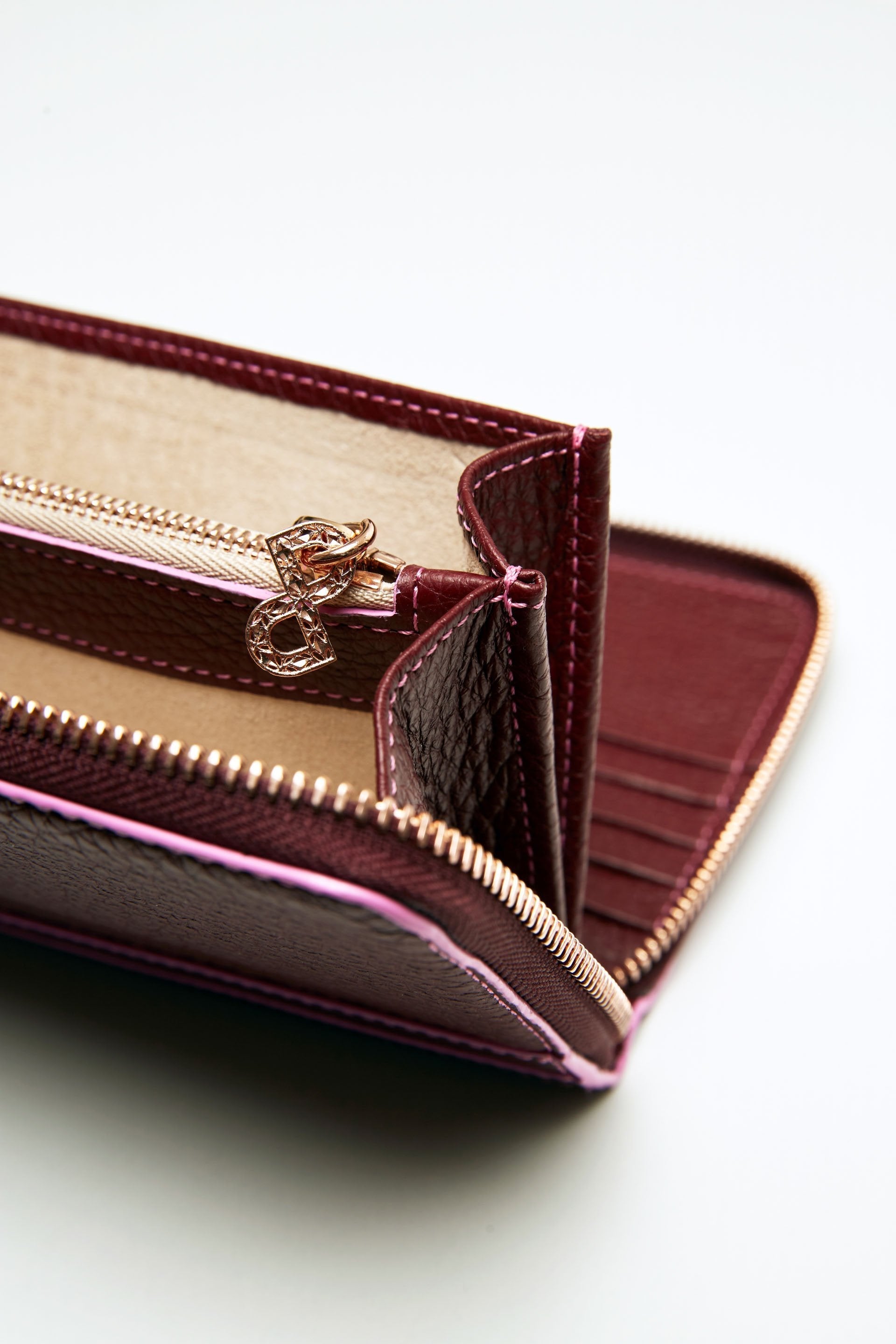 The LUCCILA All-in-one wallet , mobile holder in various colors